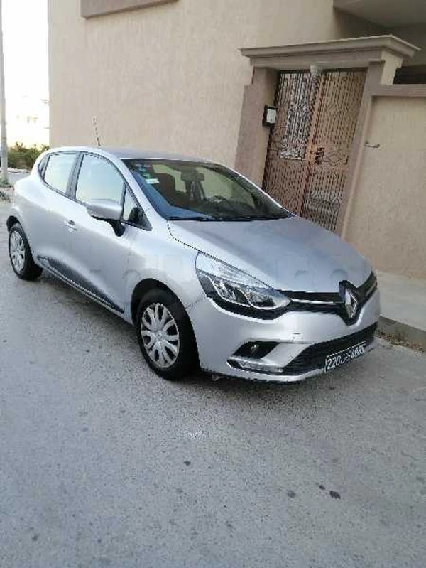 Renault Clio avec rétroviseurs électriques