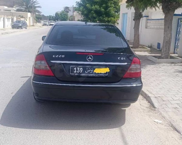 Mercedes-Benz Classe E avec Climatisation